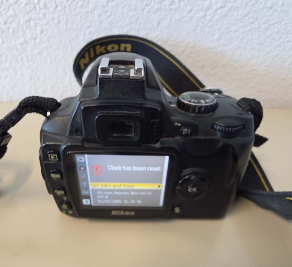 Nikon D40 6.1MP DSLR Camera with 18-55mm Lens and Battery Charger - Picture 4 of 13